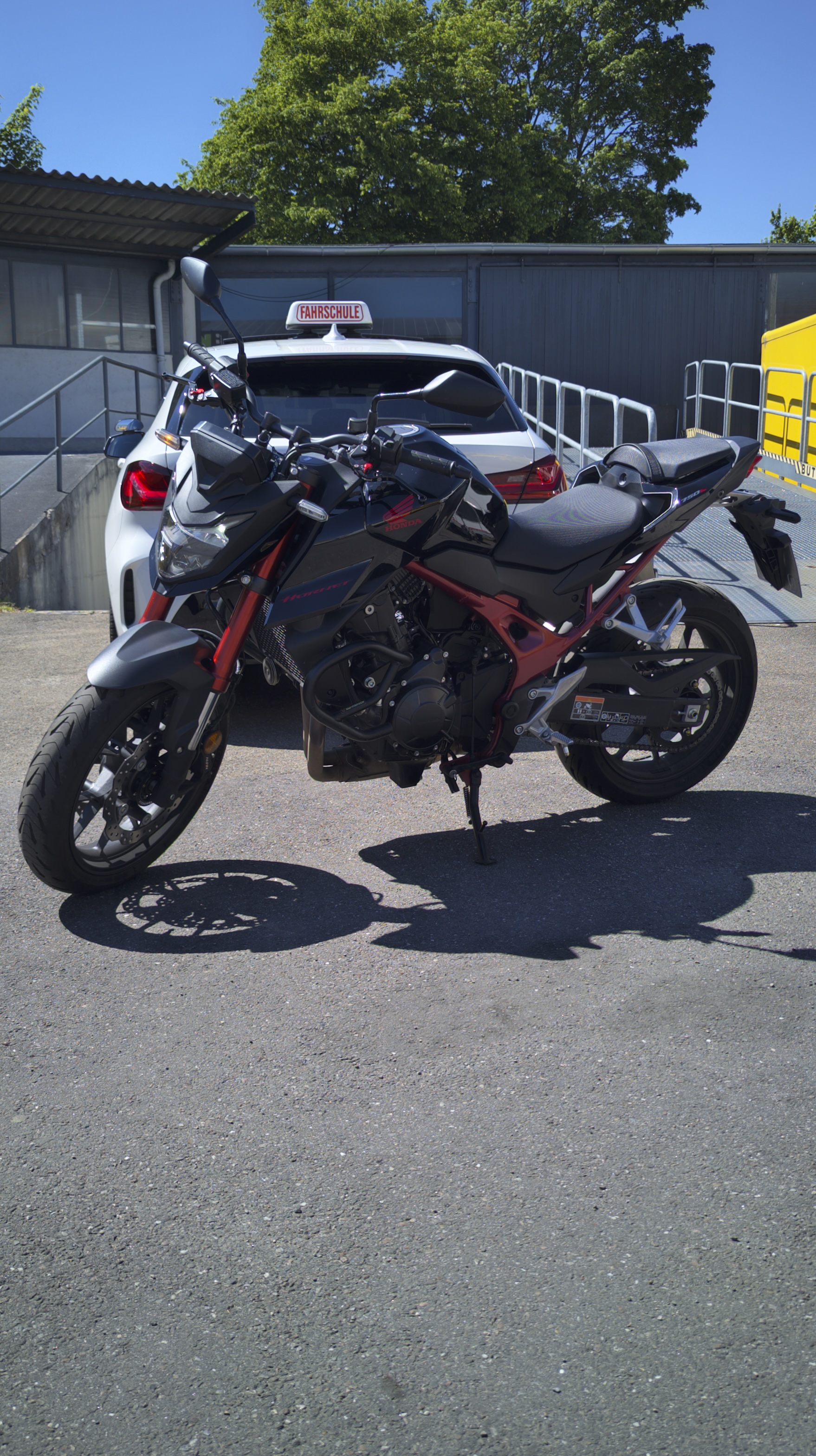 Yamaha MT mit roten Rahmenkomponenten